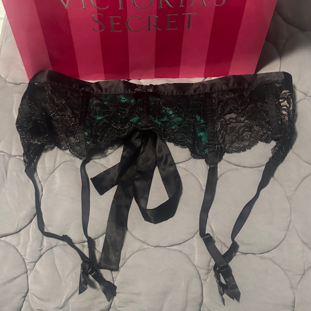 Victoria's Secret Black and Green Lace Garter Belt NWT
